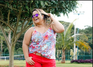 Camiseta com detalhes floridos e short jeans vermelho para o verão plus size