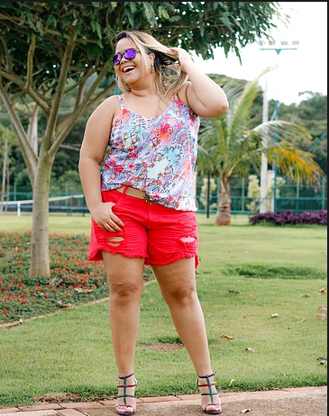 Camiseta com detalhes floridos e short jeans vermelho para o verão plus size