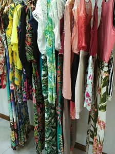 Arara de roupas da loja Ana Flor