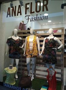 Outra visão da vitrine da loja Ana Flor