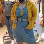 Blazer mostarda e vestido da loja Ney Fek