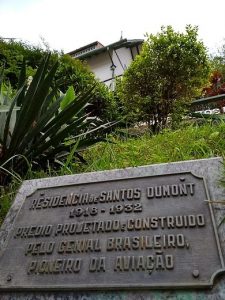 Placa na entrada da Casa de Santos Dumont, em Petrópolis