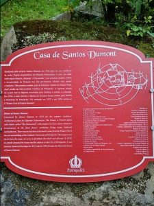 Placa de direções da Casa de Santos Dumont, em Petrópolis
