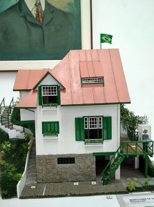 Maquete com visão externa da Casa de Santos Dumont