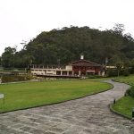 Área externa do Palácio Quitandinha, com visão da famosa Churrascaria Lago Sul