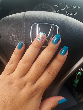 Como ficaram as unhas ap&oacute;s coloca&ccedil;&atilde;o do adesivo