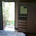 Outra visão do quarto da casa Aconchego na Serra