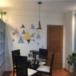 Entrada do apartamento com mesa para refeições