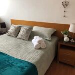 Cama de casal no quarto