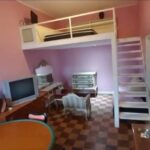 Visão da sala e local onde há cama de casal