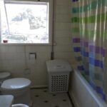 Outra parte do banheiro do apartamento