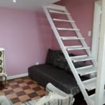 Outra ângulo da sala com o acesso para o espaço da cama