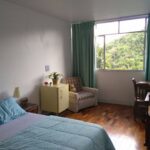 Interior do apartamento com cama de casal