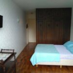 Outra visão do apartamento com cama de casal