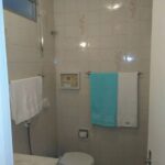 Outra parte do banheiro do apartamento