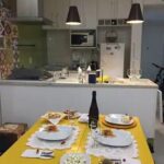 Espaço com mesa para refeições do loft