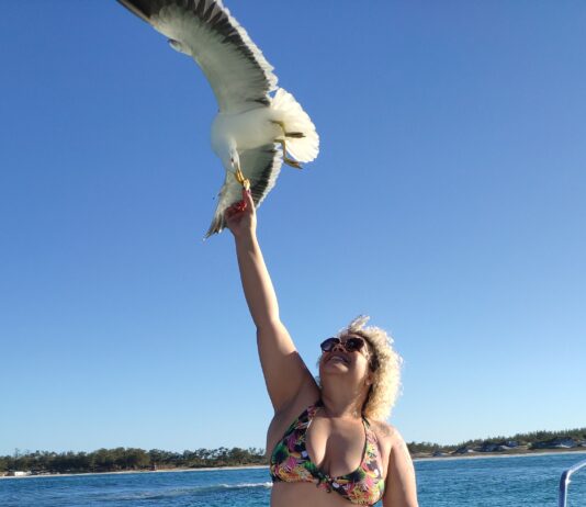 O que fazer em Cabo Frio RJ: Melhores Passeios Essa sou eu, chamando a atenção da Gaivota pra foto dentro do Barco Tô de Boa. Foto: Neilane Morais.