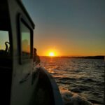 Pôr do Sol em alto mar com o Barco Tô de Boa. Incrível demais! Foto: Divulgação Tô de Boa