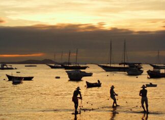 O que fazer em Búzios RJ: praias e outros pontos turísticos Escultura Os Três Pescadores de Búzios da artista plástica Christina Motta. Foto por Roseandro Barros - flickr.com/143542251@N04